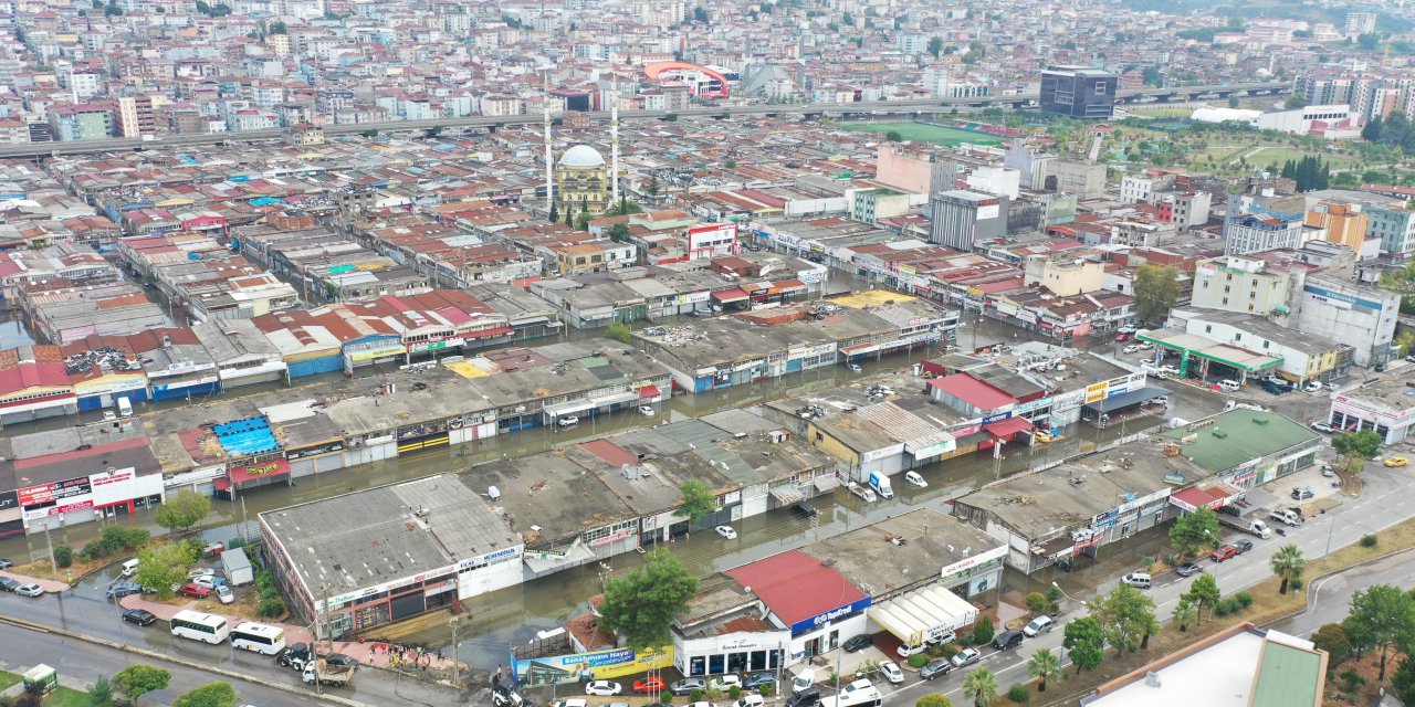 SAMSUN'DA ETKİLİ OLAN SAĞANAK NEDENİYLE SU BASAN GÜLSAN SANAYİ SİTESİ'NDEKİ SULAR ÇEKİLMEYE BAŞLADI