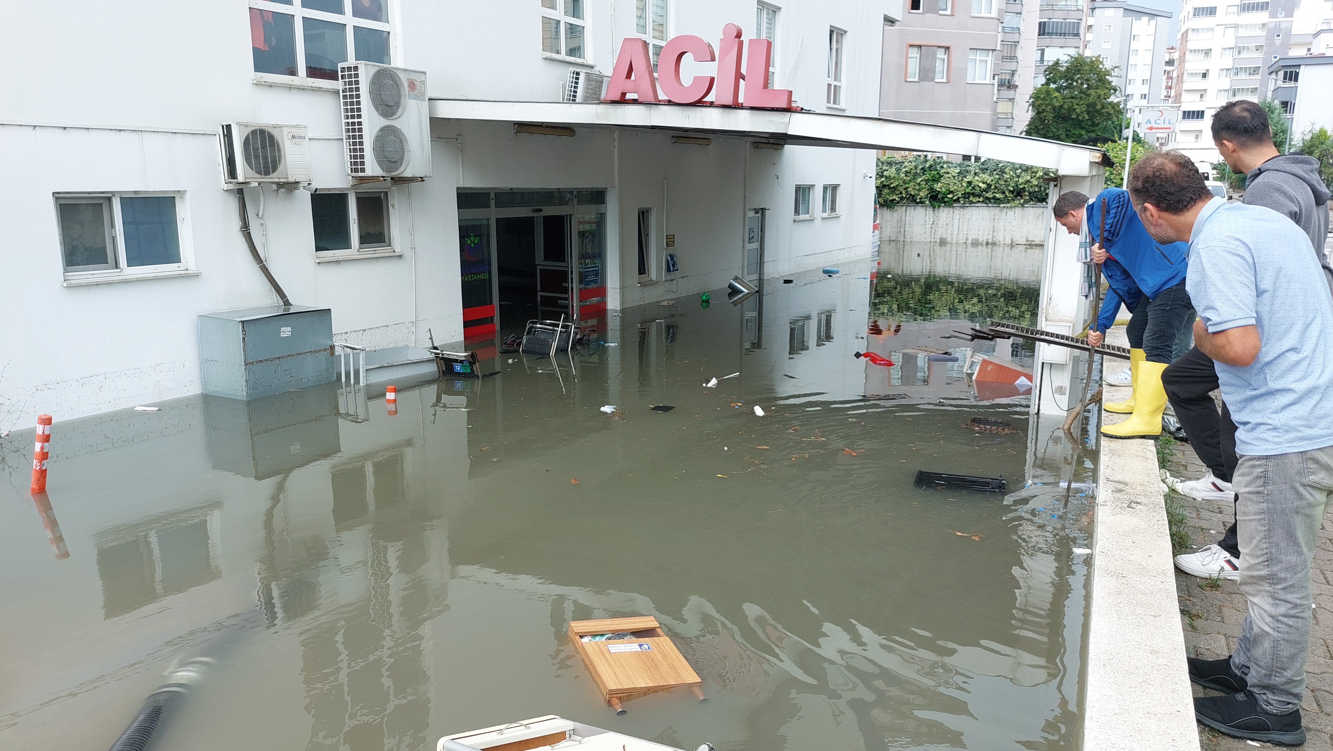 SAMSUN'DA ÖZEL BİR HASTANENİN ACİL SERVİSİNİ SEL SUYU BASTI. MAHSUR KALAN TEMİZLİK GÖREVLİSİ KURTARILDI