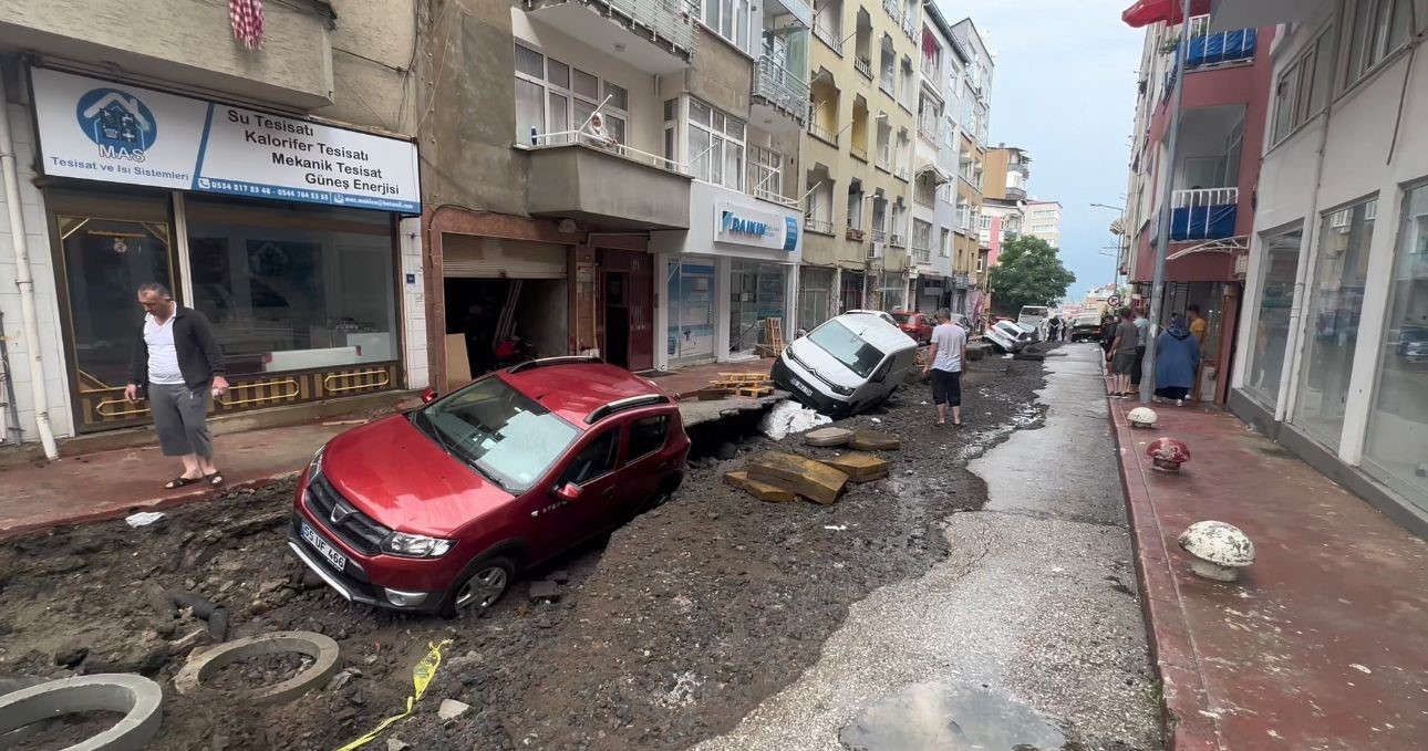 SAMSUN’DA SEL AFETİ: CADDE YARILDI, ARAÇLAR YOLUN İÇİNDE MAHSUR KALDI