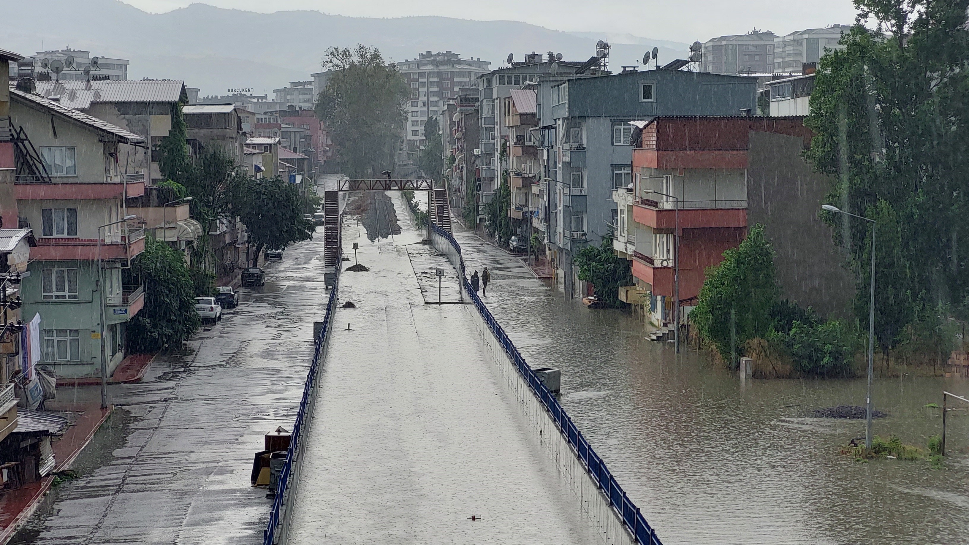 SAMSUN'DA ETKİLİ OLAN SEL SULARI SAMSUN- SİVAS DEMİRYOLUNU DA KAPLADI VE DEMİRYOLU ADETA DEREYE DÖNDÜ