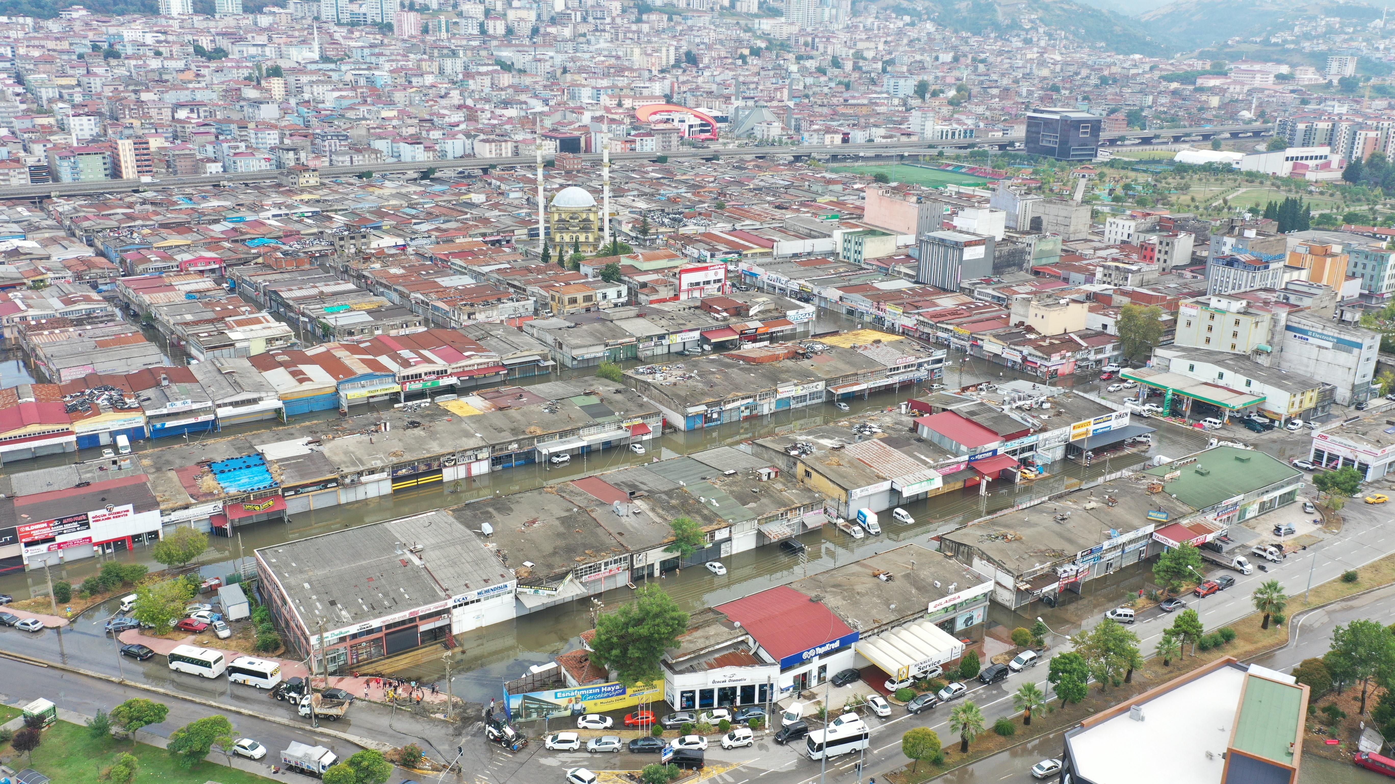 SAMSUN’DA METREKAREYE 103 KİLO YAĞIŞ DÜŞTÜ, ŞEHİR SEL SULARIYLA DOLDU