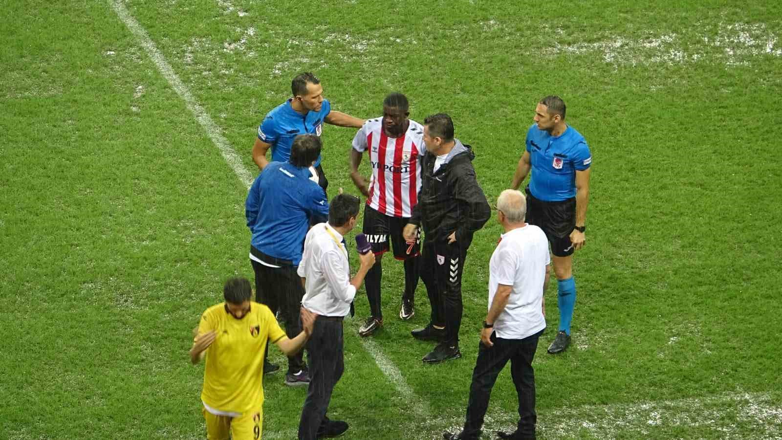 SAMSUNSPOR- İSTANBULSPOR MAÇI YOĞUN YAĞIŞ NEDENİYLE 12. DAKİKADA ERTELENDİ