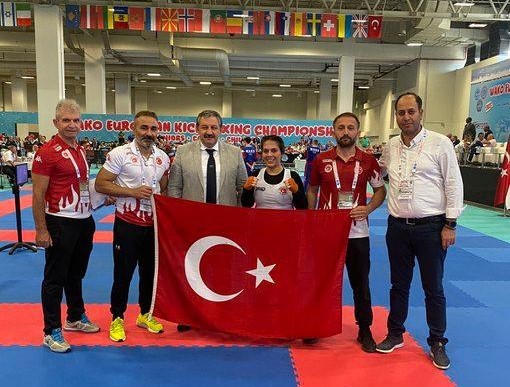 İSTANBUL'DA DÜZENLENEN KİCK BOKS AVRUPA ŞAMPİYONASINDA GENÇLER KATEGORİSİNDE 70 KİLOGRAMDA ÜNZİLE SELİN AK POLONYALI RAKİBİNİ 3-0 MAĞLUP EDEREK AVRUPA ŞAMPİYONU OLDU