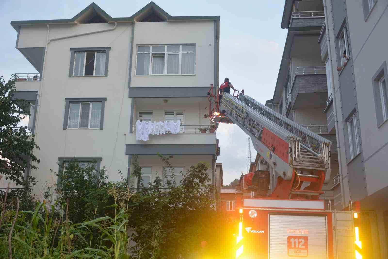 ORDU'NUN ÜNYE İLÇESİNDE AİLESİYLE TARTIŞTIĞI İDDİA EDİLEN 36 YAŞINDAKİ O. A ÖNCE EVİNİN BİR ODASINI YAKTI, SONRA AYNI ODAYA KENDİSİNİ KİLİTLEDİ.UZUN UĞRAŞLAR SONUCU İKNA EDİLEREK DIŞARI ÇIKARILDI