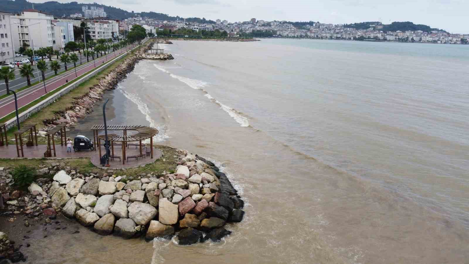 ORDU'NUN ÜNYE İLÇESİNDE ETKİLİ OLAN AŞIRI YAĞIŞLARDAN DOLAYI DENİZİN RENGİ ÇAMURA DÖNDÜ