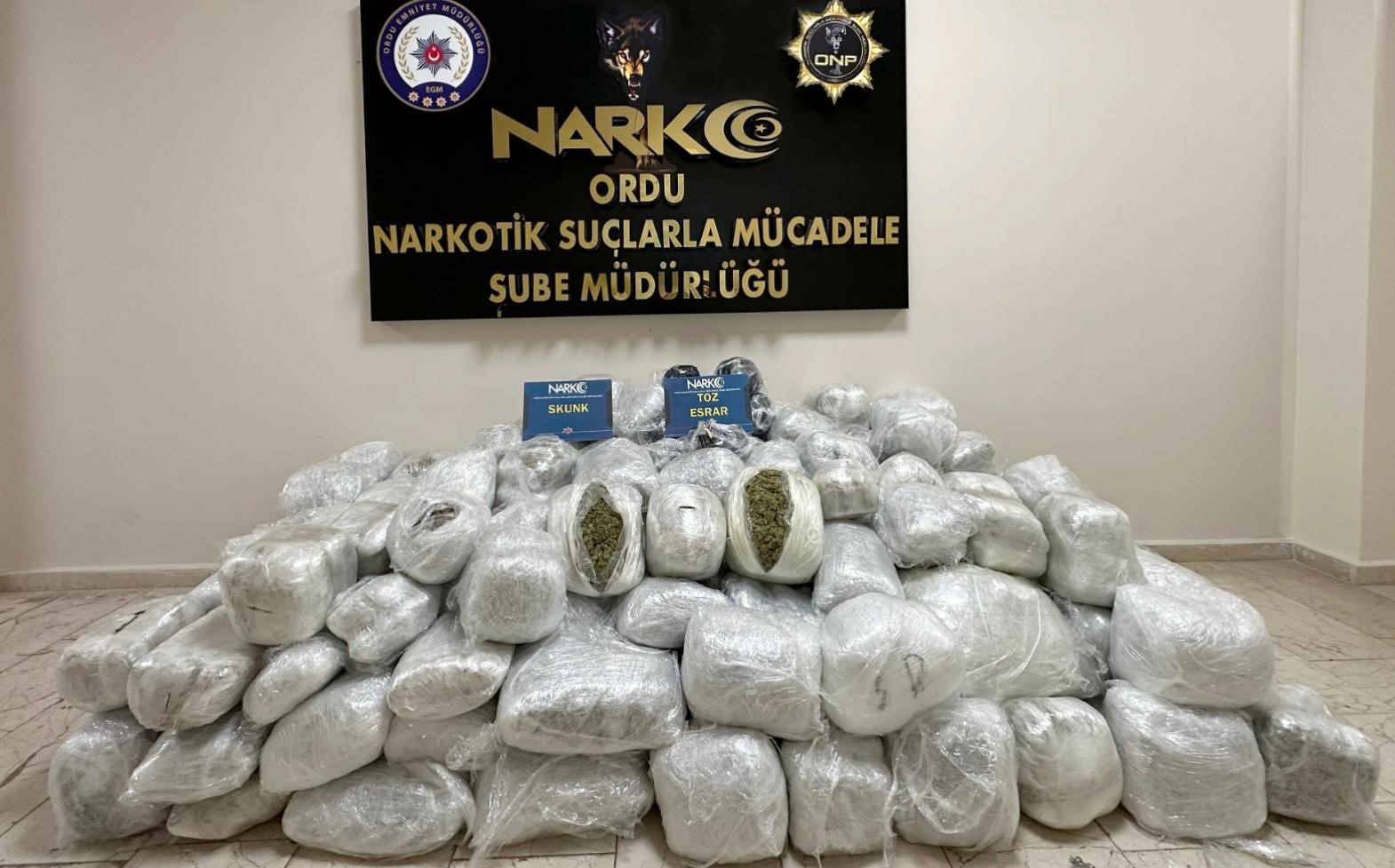 ORDU'DA TAKİBE ALINIP DURDURULAN OTOMOBİLDE 241 KİLOGRAM UYUŞTURUCU MADDE ELE GEÇİRİLDİ, 9 ŞÜPHELİ GÖZALTINA ALINDI