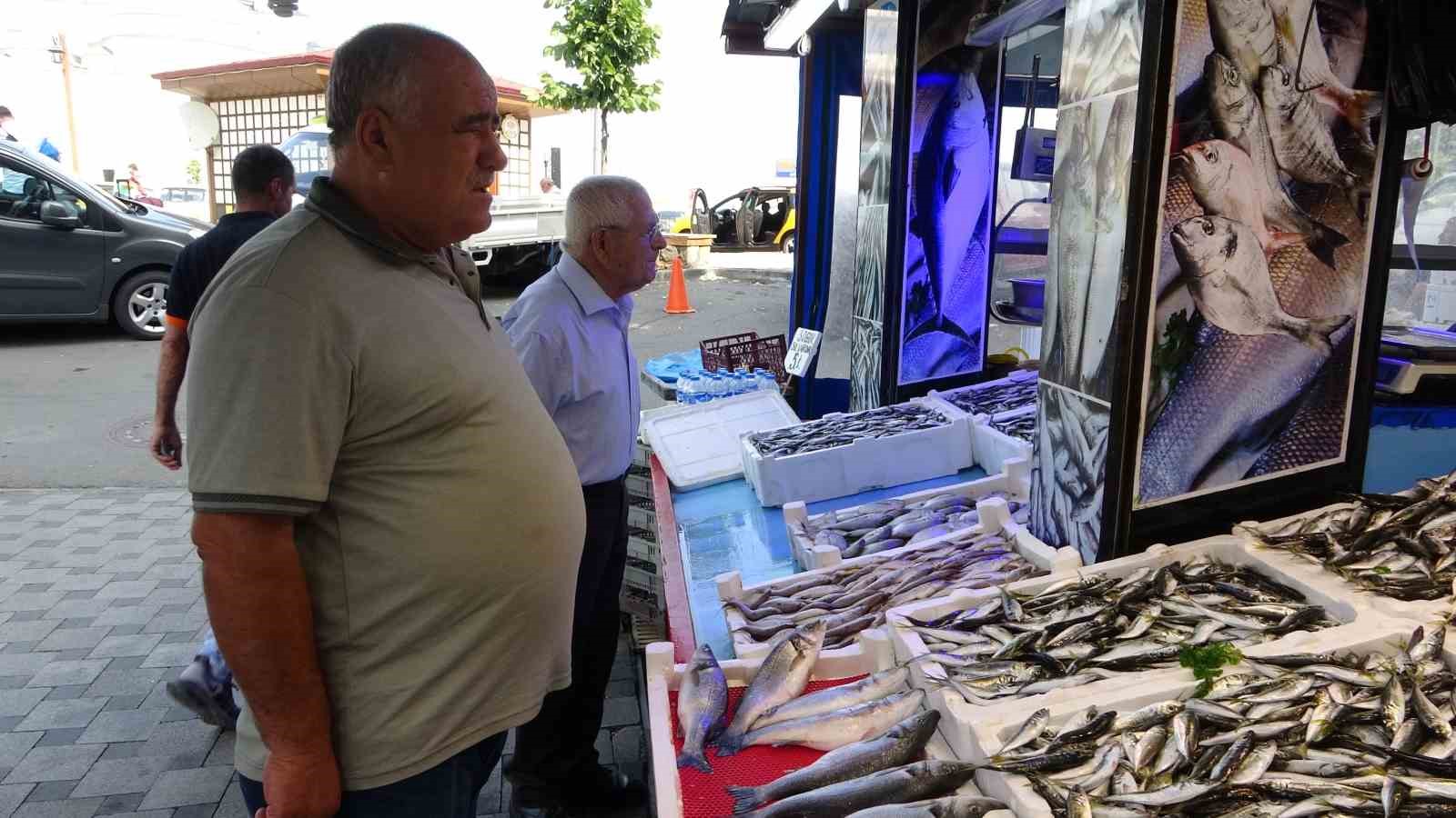 TRABZON BALIK HALİ'NDE SEZONUN İLK GÜNÜ TEZGÂHLARDA GÖRÜNMEYEN HAMSİ YERİNİ ALIRKEN, KİLOSU 75 TL'DEN SATILIYOR
