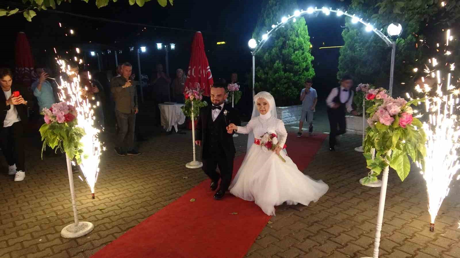 TRABZON'DA YAŞAYAN ENES HACISALİHOĞLU VE DİLEK TOMAÇ, İŞYERİNDE BAŞLAYAN YILDIRIM AŞKI SONRASINDA YAPILAN DÜĞÜN TÖRENİNİN ARDINDAN DÜNYA EVİNE GİRDİ