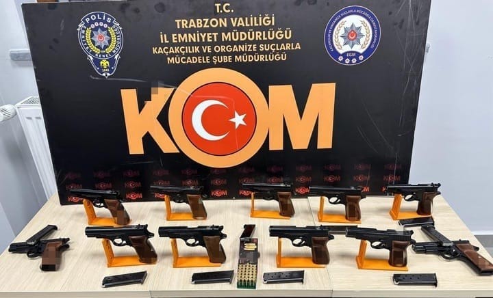 TRABZON'DA POLİS EKİPLERİNCE YAPILAN ÇALIŞMADA BİR ŞAHSIN ARACINDA VE EVİNDE YAPILAN ARAMADA 11 ADET RUHSATSIZ TABANCA ELE GEÇİRİLDİ