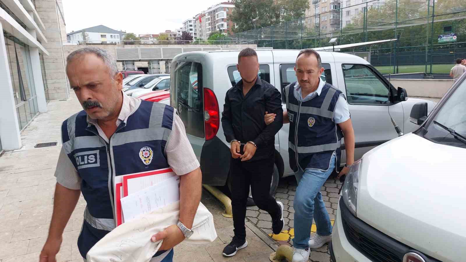 SAMSUN'DA "KÜFÜRLEŞME" YÜZÜNDEN ÇIKTIĞI İDDİA EDİLEN KAVGADA BİR KİŞİ BIÇAKLA AĞIR YARALANDI. GÖZALTINA ALINAN OLAYIN ZANLISI ADLİYEYE SEVK EDİLDİ