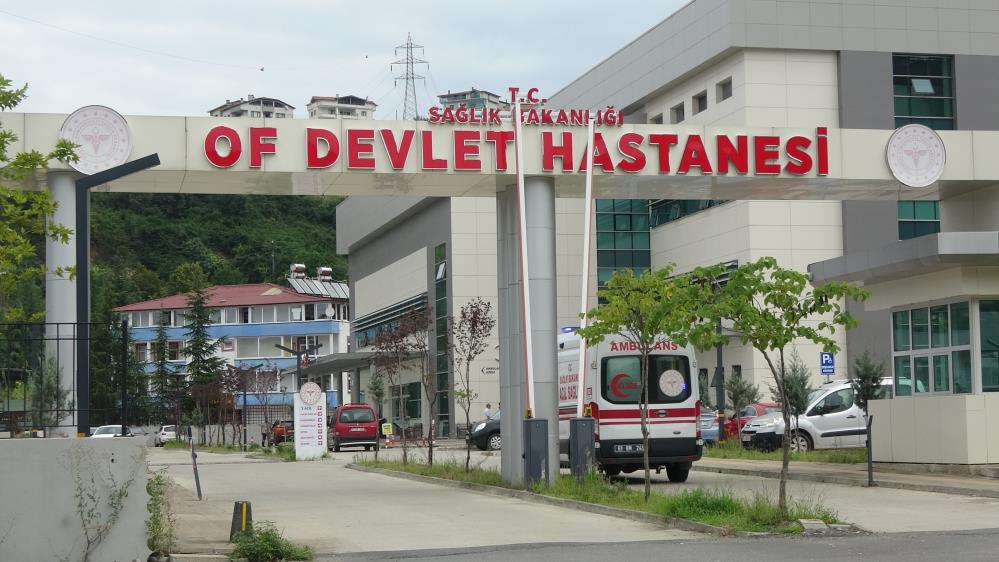 TRABZON'UN OF İLÇESİNDE BİR KADIN HASTANEDE MUAYENE SIRASI BEKLEYEN İKİ ÇARŞAFLI KADINA YÖNELİK HAKARETLERDE BULUNDU. O ANLAR CEP TELEFONU KAMERASINA YANSIRKEN, HAKARET EDEN KADIN HAKKINDA İŞLEM BAŞLATILDI