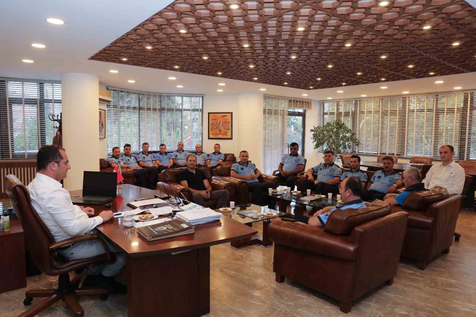 TRABZON'UN AKÇAABAT İLÇESİNDE BELEDİYE BAŞKANI OSMAN NURİ EKİM, ZABITA HAFTASININ 197. YILDÖNÜMÜ OLMASI MÜNASEBETİYLE AKÇAABAT BELEDİYESİ'NDE ÇALIŞAN ZABITA PERSONELLERİNİN HAFTALARINI KUTLADI