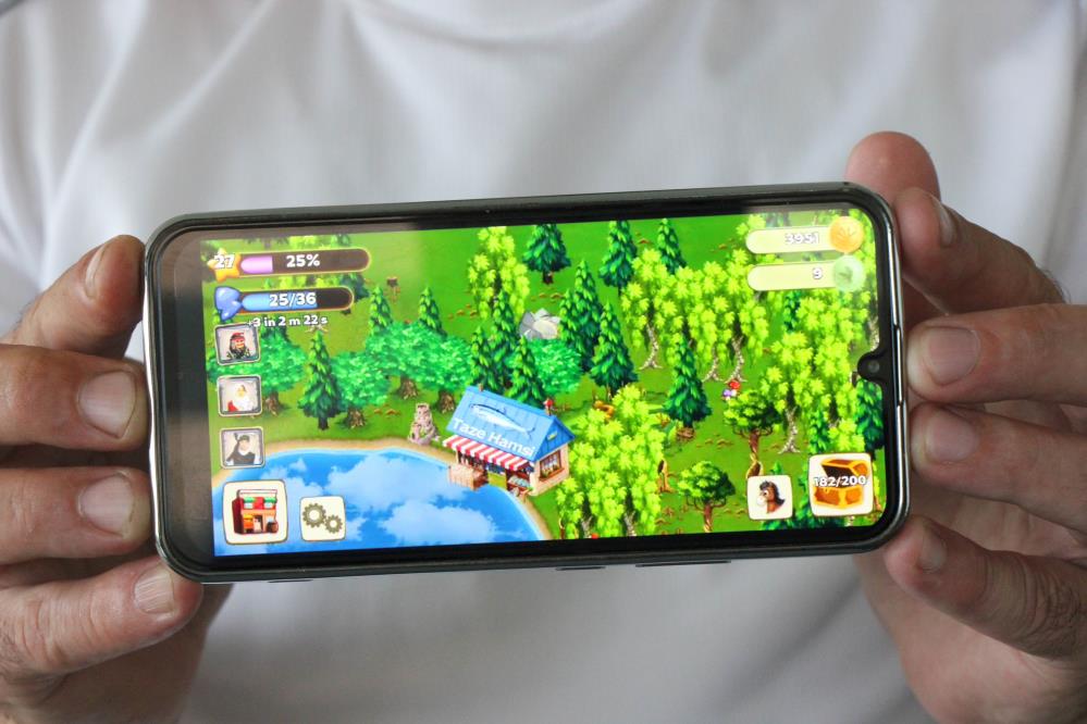 SAMSUNLU İKİ KARDEŞ, YABANCI ŞİRKETLER TARAFINDAN YAPILAN VE İÇERİSİNDE YABANCILARA AİT KÜLTÜREL FİGÜRLERİN KULLANILDIĞI "ÇİFTLİK" OYUNUNUN KARADENİZ YÖRESİNE AİT VERSİYONUNU YAPTI
