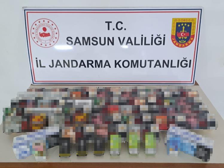 SAMSUN'DA İLKADIM İLÇE JANDARMA EKİPLERİ 7 BİN 860 ADET DOLU VE BOŞ MAKARON ELE GEÇİRDİ. OLAYLA İLGİLİ Y.M. VE O.M. İFADESİ ALINMAK ÜZERE GÖZALTINA ALINDI. OLAYLA İLGİLİ SORUŞTURMA BAŞLATILDI