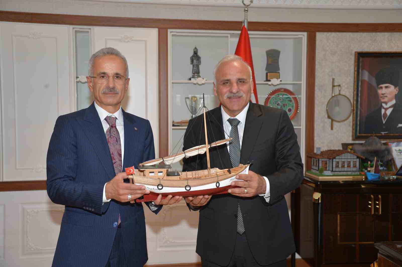 ULAŞTIRMA VE ALTYAPI BAKANI ABDULKADİR URALOĞLU, TRABZON BÜYÜKŞEHİR BELEDİYESİNİ ZİYARET EDEREK BELEDİYE BAŞKANI MURAT ZORLUOĞLU İLE GÖRÜŞTÜ