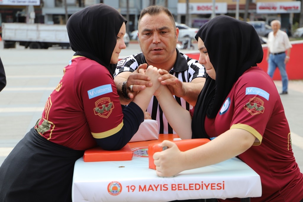 SAMSUN 19 MAYIS BELEDİYESİ TARAFINDAN "FESTİVALİN ZİRVESİ" SLOGANIYLA BU YIL 3'NCÜSÜ GERÇEKLEŞEN NEBİYAN DOĞA VE GENÇLİK FESTİVALİNDE BİLEK GÜREŞİ MÜSABAKALARINDA DERECEYE GİREN SPORCULARA ÖDÜLLERİ VERİLDİ