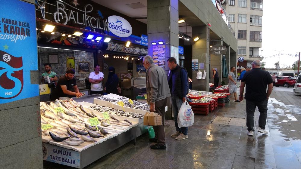 AV SEZONU 10 GÜN ÖNCE AÇILMASINA RAĞMEN TRABZON AÇIKLARINDA PEK AVLANMA OLMADIĞINDAN TEZGÂHLARDA GENELLİKLE BATI KARADENİZ'DEN GELEN BALIK ÇEŞİTLERİ YER ALIYOR