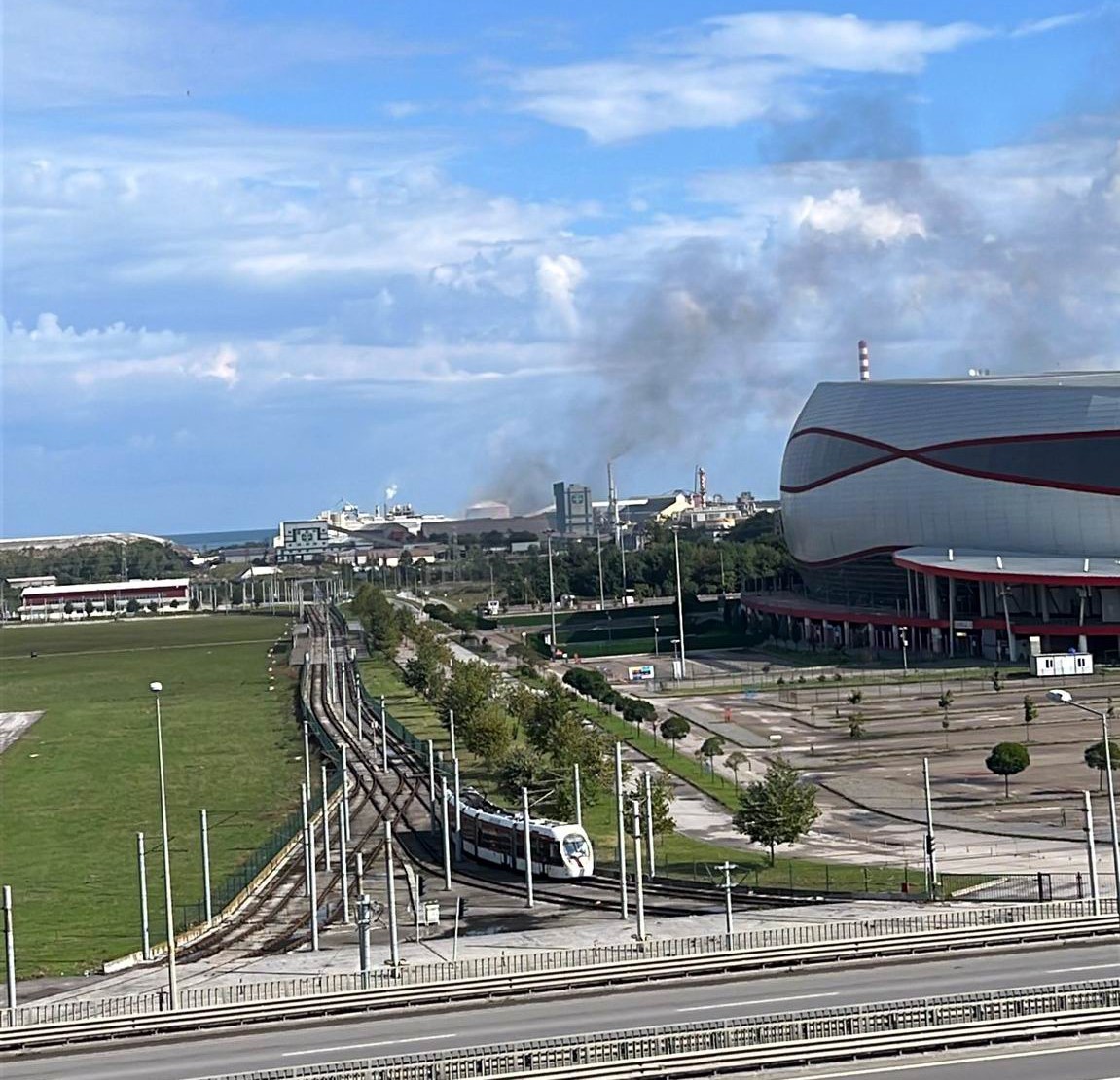 TEKKEKÖY İLÇESİ ORGANİZE SANAYİ BÖLGESİ'NDE YER ALAN TOROS TARIM'A AİT GÜBRE FABRİKASINDA SAAT 09.00 SIRALARINDA YANGIN ÇIKTI. İTFAİYE EKİPLERİNİN MÜDAHALESİ SONUCU YANGIN BÜYÜMEDEN SÖNDÜRÜLDÜ