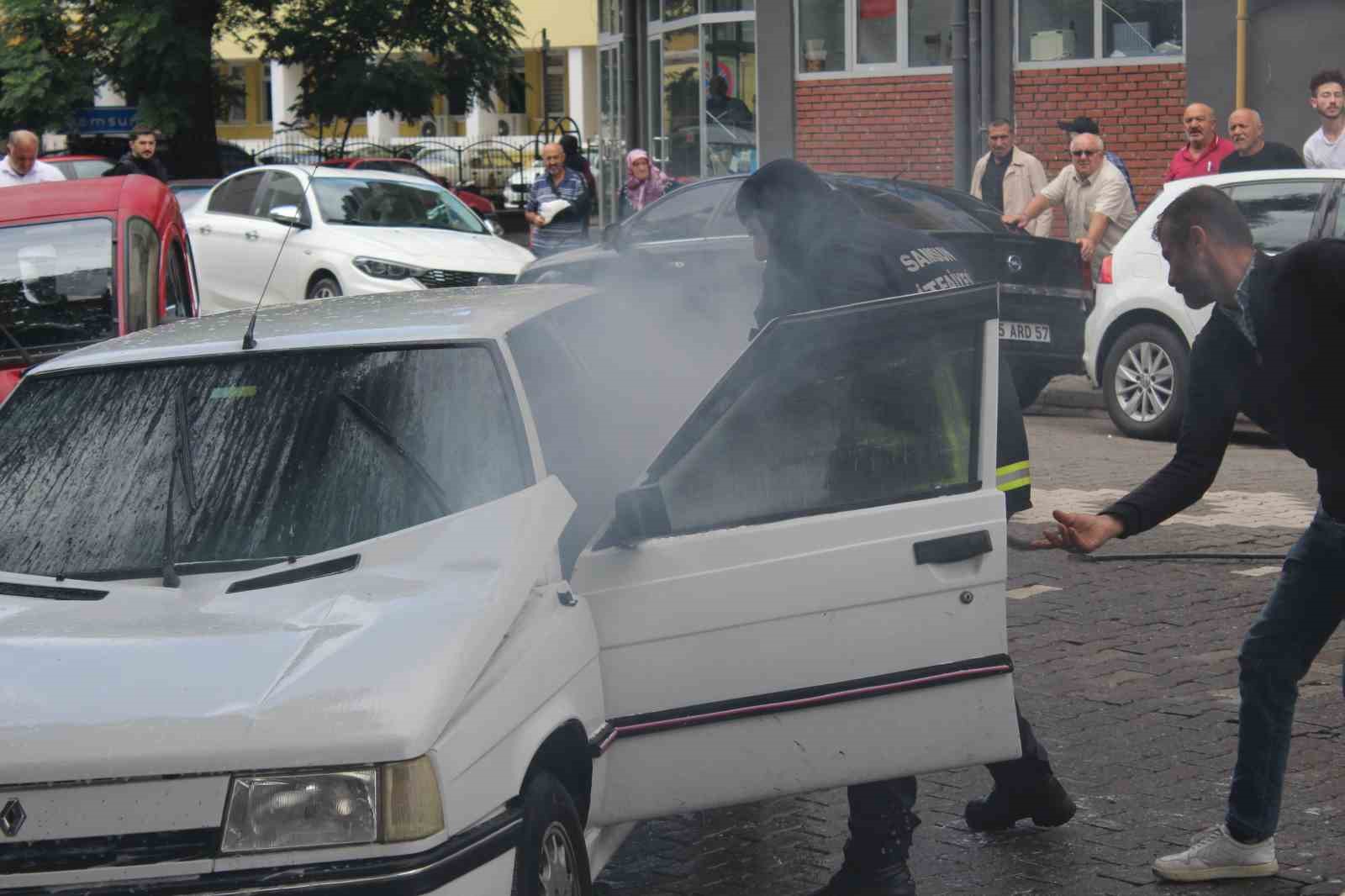 SAMSUN'UN ÇARŞAMBA İLÇESİ ÇAY MAHALLESİ CEMİL ŞENSOY CADDESİ ÜZERİNDE PARK HALİNDEKİ OTOMOBİLDE YANGIN ÇIKTI. BELEDİYESİ İTFAİYE EKİPLERİ OTOMOBİLE MÜDAHALEDE BULUNARAK, YANGINI BÜYÜMEDEN SÖNDÜRDÜ