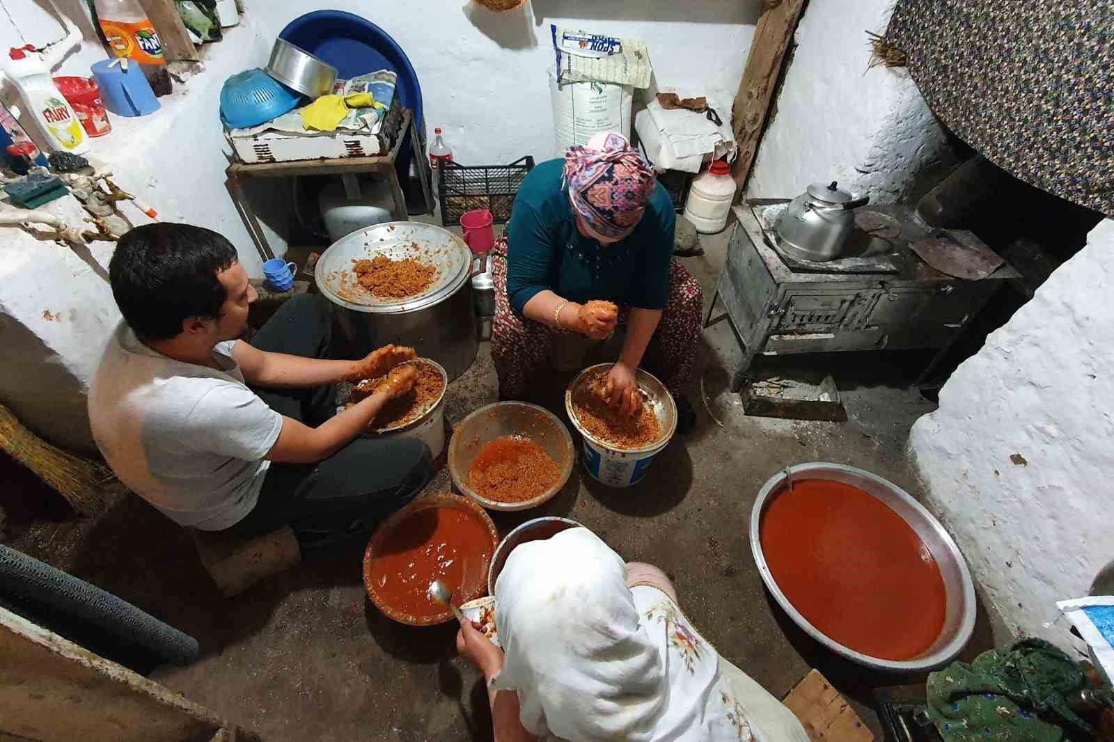 BAYBURT'UN AYDINTEPE İLÇESİNDE YAŞAYAN KADINLAR KENDİ YETİŞTİRDİKLERİ YA DA PAZARDAN ALDIKLARI DOMATESLERLE KIŞLIK MENEMEN KONSERVESİ VE SICAK KAZANLARIN BAŞINDA SAATLERCE KAYNATTIKLARI DOMATES SALÇASI YAPIYOR