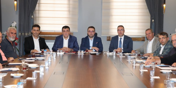 RİZE ODA- BORSA MÜŞTEREK YÖNETİM KURULU TOPLANTISINDA EKONOMİK SIKINTILARIN YAŞANMASI VE ÇAY SANAYİCİLERİ KREDİYE ULAŞAMAMASINDAN DOLAYI 3.SÜRGÜN YAŞ ÇAY ALIM FİYATI DÜŞMÜŞTÜR. ÇAY KANUNU BİR AN ÖNCE ÇIKARILMALIDIR DENİLDİ