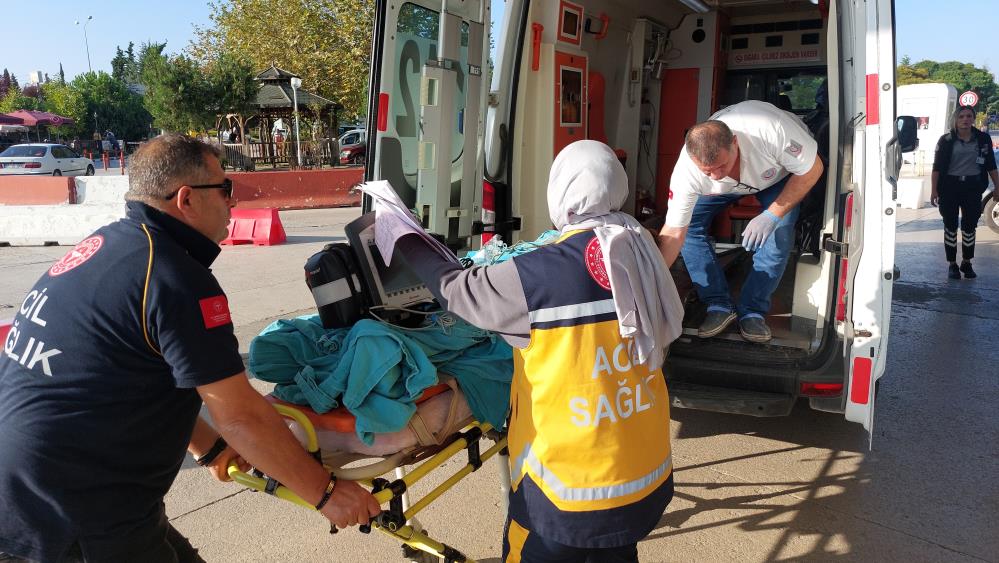 SAMSUN’UN VEZİRKÖPRÜ İLÇESİNDE PAZAR YERİNDE SİLAHLI SALDIRIYA UĞRAYAN ANNE E.Ş. VE OĞLU Ş.Ş. YARALANDI. OLAYLA İLGİLİ SORUŞTURMA BAŞLATILDI