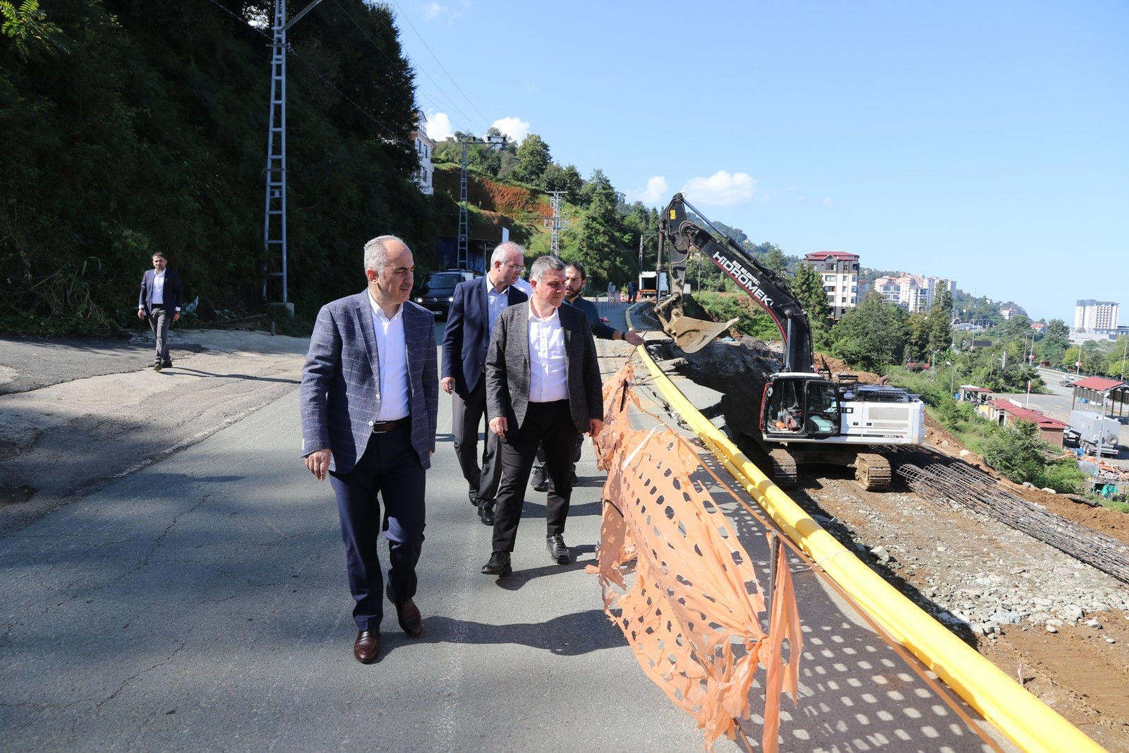 RİZE BELEDİYE BAŞKANIMIZ RAHMİ METİN, VE KARAYOLLARI 10. BÖLGE MÜDÜRÜ MEHMET AŞIK İLE BİRLİKTE İLİMİZDE DEVAM EDEN YATIRIMLARI YERİNDE İNCELEYEREK TEKNİK EKİPLERDEN BİLGİ ALDI