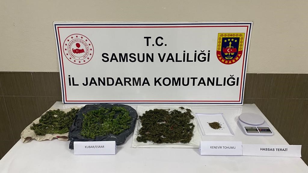 SAMSUN’UN ÇARŞAMBA, AYVACIK VE SALIPAZARI İLÇELERİNDE 4 FARKLI ADRESE JANDARMA EKİPLERİNCE OPERASYON DÜZENLENDİ.300 GRAM ESRAR , KENEVİR VE KAÇAK TELEFON ELE GEÇİRİLDİ.ŞÜPHELİ Y.Ç. TUTUKLANARAK CEZAEVİNE GÖNDERİLDİ