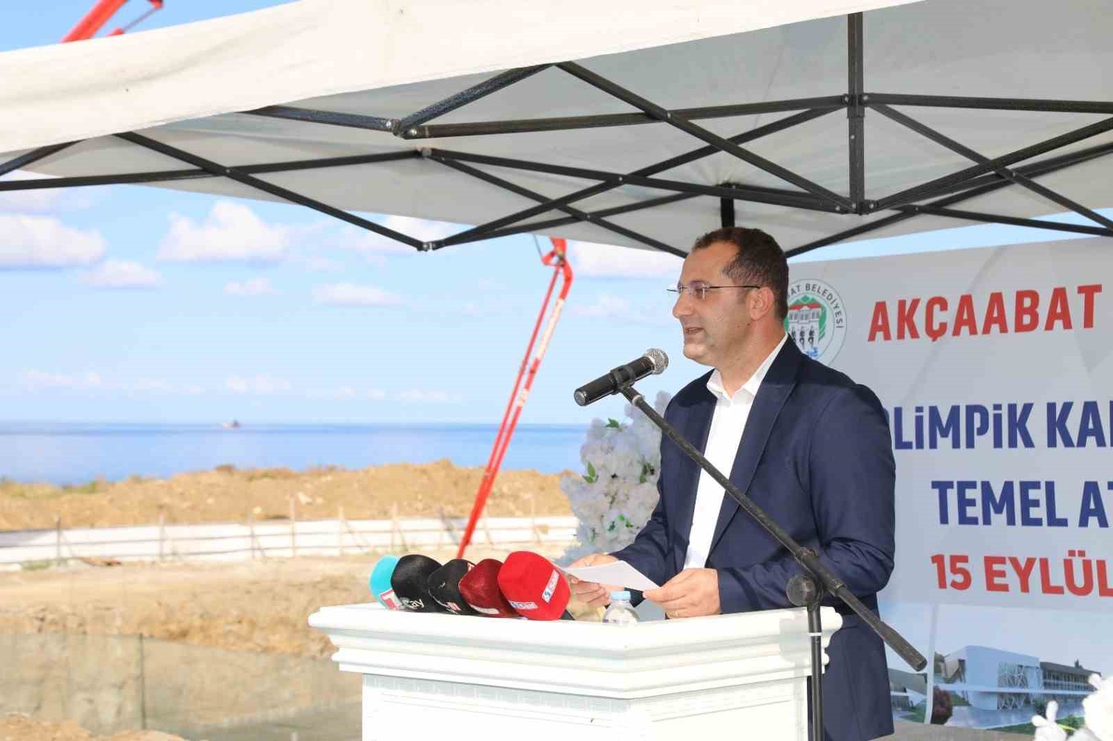 TRABZON'UN AKÇAABAT İLÇESİNDE YARI OLİMPİK 12,5 METRE GENİŞLİĞİNDE 25 METRE UZUNLUĞUNDA TOPLAMDA 5 KULVARDAN OLUŞACAK OLAN YARI OLİMPİK YÜZME HAVUZUNUN TEMELİ ATILDI