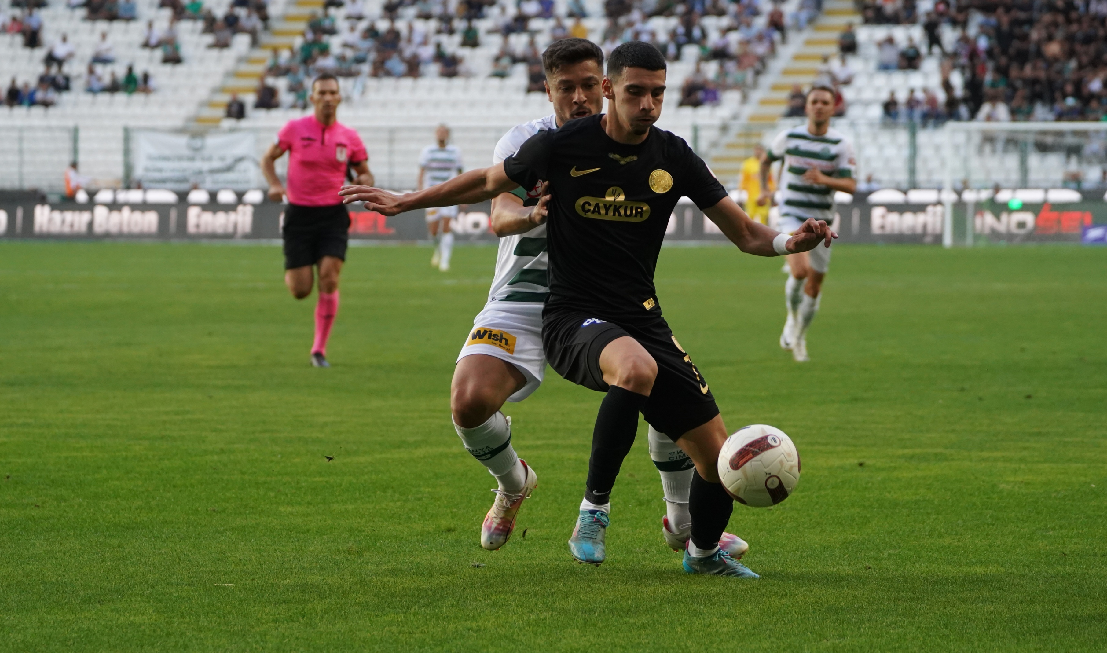 ÇAYKUR RİZESPOR GALİBİYETLERİNE DEVAM EDİYOR. KONYASPOR'U SAHASINDA 2 - 1 MAĞLUP EDEN Ç.RİZESPOR PUANINI 10'A YÜKSELTTİ