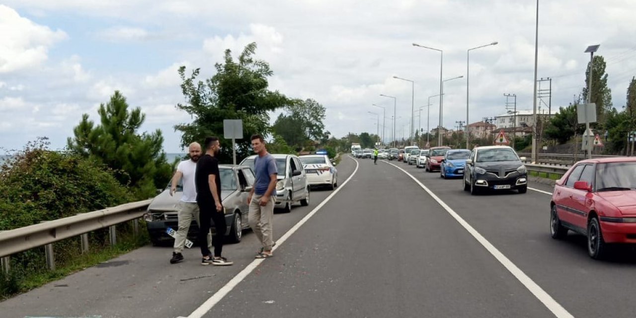 ORDU’NUN ÜNYE İLEÇESİNDE 4 ARACIN ÇARPIŞMASI SONUCU MEYDANA GELEN KAZADA 4 KİŞİ YARALANDI