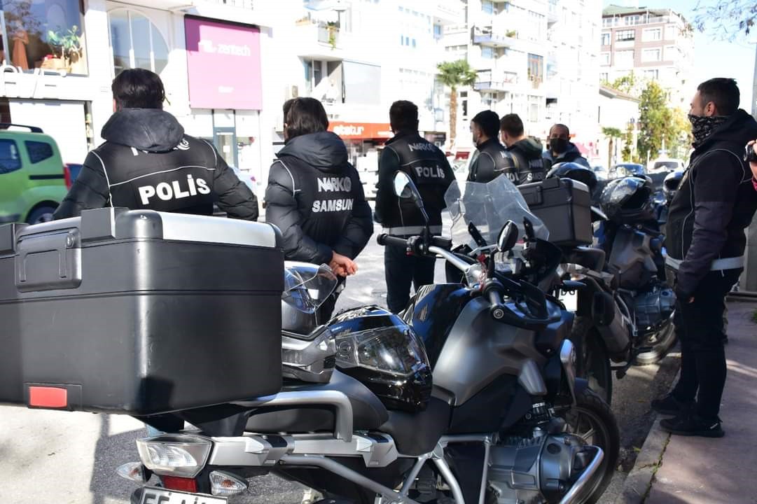 SAMSUN VALİLİĞİ İL EMNİYET MÜDÜRLÜĞÜNE BAĞLI EKİPLER TARAFINDAN SAMSUN GENELİNDE, ARANAN ŞAHISLARIN YAKALANMASINA YÖNELİK 18-19 EYLÜL TARİHLERİ ARASINDA ÇEŞİTLİ SUÇLARDAN ARANAN 21 KİŞİYİ YAKALADI