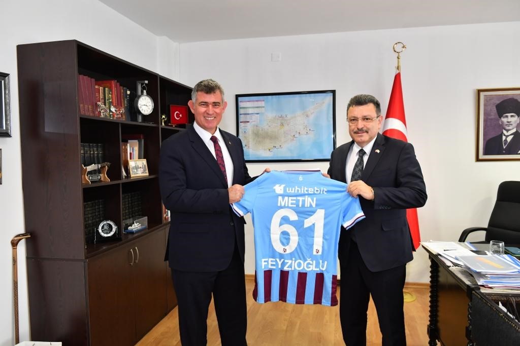 ORTAHİSAR BELEDİYE BAŞKANI AHMET METİN GENÇ, KKTC MECLİS BAŞKANI ZORLU TÖRE, TÜRKİYE'NİN LEFKOŞE BÜYÜKELÇİSİ PROF. DR. METİN FEYZİOĞLU, KKTC İÇİŞLERİ BAKANI DURSUN OĞUZ’U ZİYARET ETTİ