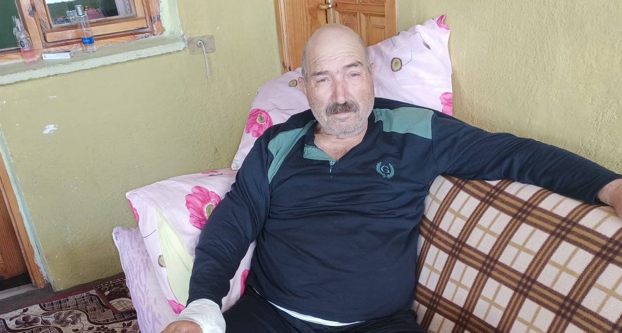 ÇAY SEZONUNDA ERZURUM'UN ŞENKAYA İLÇESİNDEN ARTVİN'İN KEMALPAŞA İLÇESİNE GELEREK ÇAY YARICILIĞI YAPAN CAFER YALVAÇ KÖPRÜCÜ KÖYÜNDE YEĞENİNE MİSAFİRLİĞE GİDERKEN AYININ SALDIRISINA UĞRADI