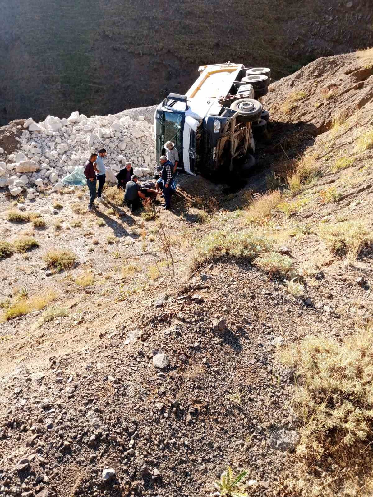 ERZURUM-PALANDÖKEN YOLUNDA MEYDANA GELEN TRAFİK KAZASINDA VİRAJI ALAMAYAN KAMYON DEVRİLDİ. AĞIR YARALANAN SÜRÜCÜ MİKAİL ELEMİŞ'E 112 EKİPLERİNCE YAPILAN MÜDAHALENİN ARDINDAN HASTANEYE KALDIRILARAK TEDAVİ ALTINA ALINDI