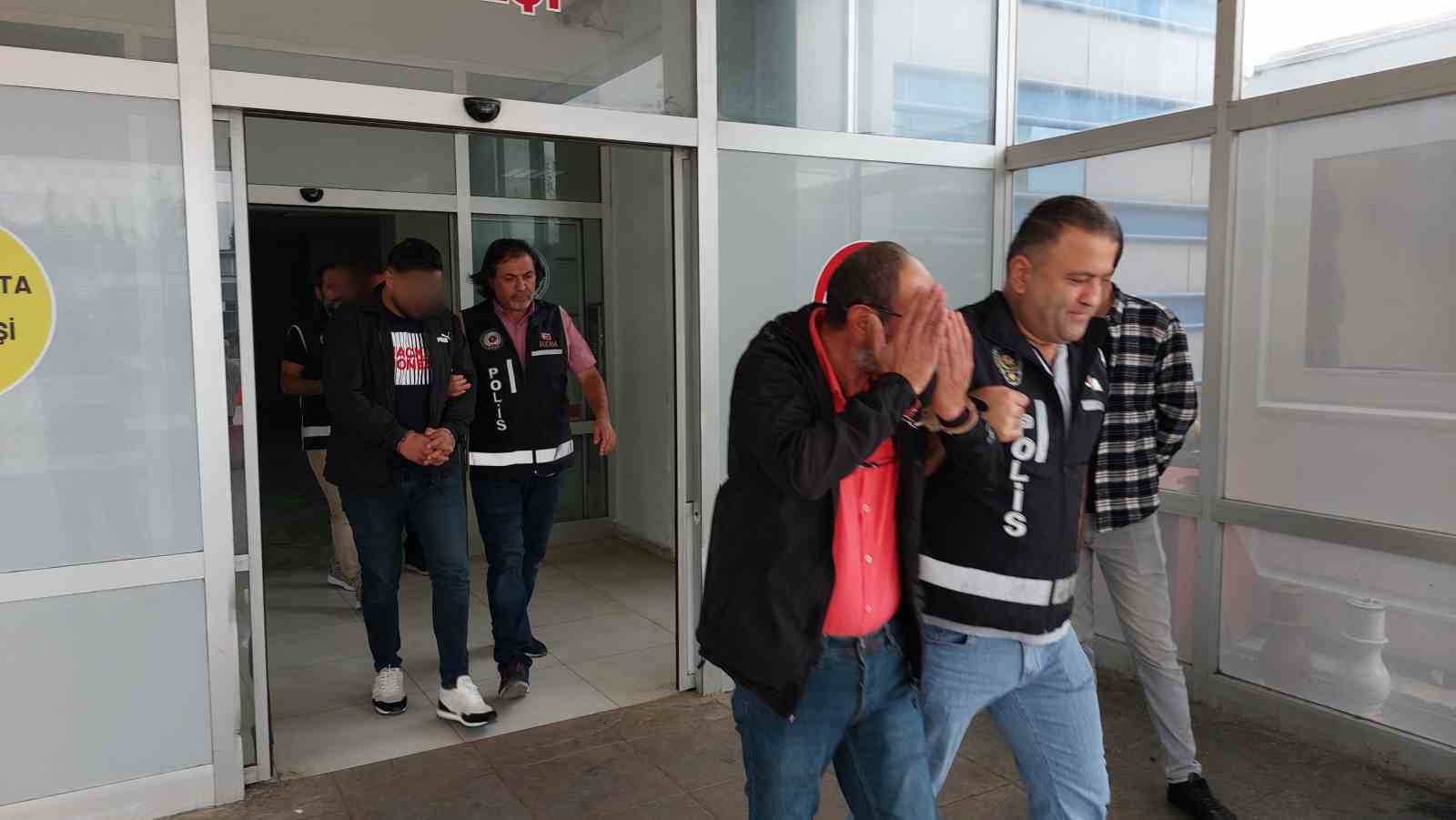 SAMSUN'DA KOM POLİSİ TARAFINDAN DÜZENLENEN TEFECİ OPERASYONUNDA 18 BORÇLU ŞAHSA AİT 517 BİN 50 TL BORÇ BİLGİLERİNİN KAYITLI OLDUĞU SENET VE DOKÜMANLAR ELE GEÇİRDİ. OLAYLA İLGİLİ A.H., C.H. VE M.M. GÖZALTINA ALINDI