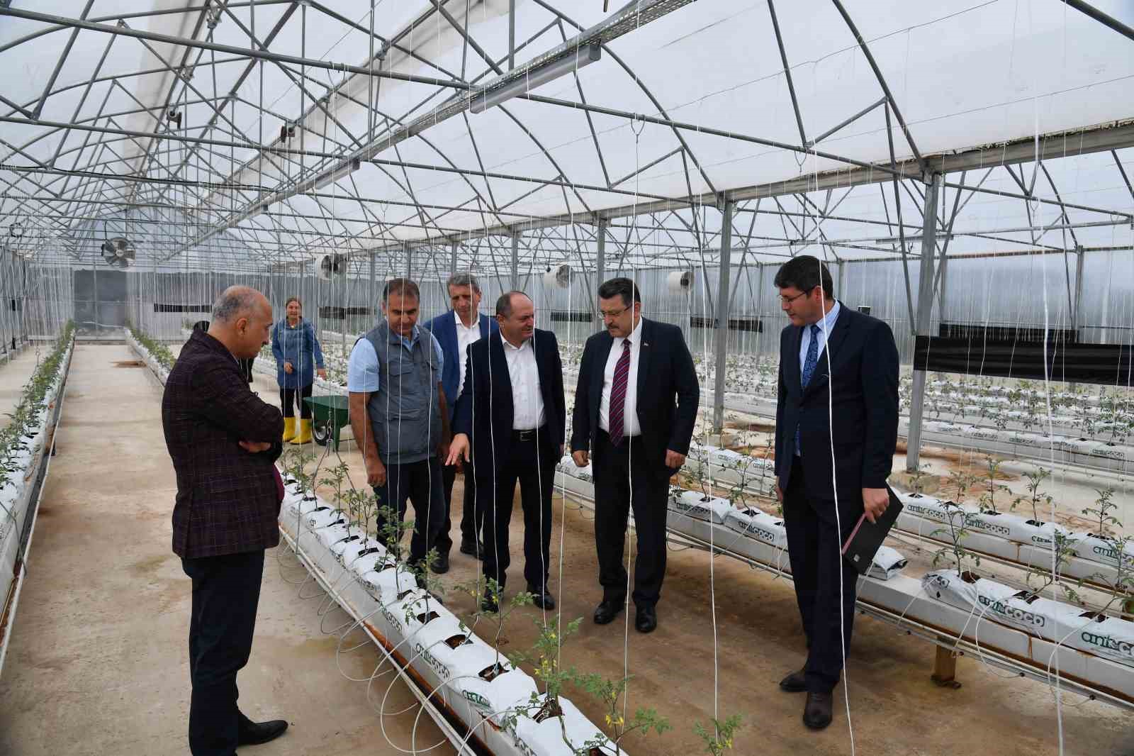 ORTAHİSAR BELEDİYE BAŞKANI AHMET METİN GENÇ, GEÇİT MAHALLESİ'NDE HAYATA GEÇİRİLEN "EN MUTLU KÖY" PROJESİNDE İNCELEMELERDE BULUNDU