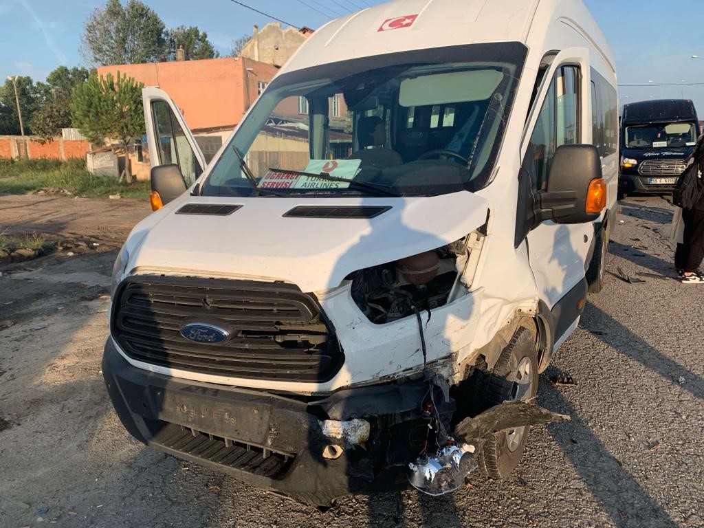 SAMSUN'DA YOLDAN ÇIKAN OTOMOBİLİN ÖĞRENCİ SERVİSİYLE ÇARPIŞMASI SONUCU MEYDANA GELEN TRAFİK KAZASINDA 5 KİŞİ YARALANDI