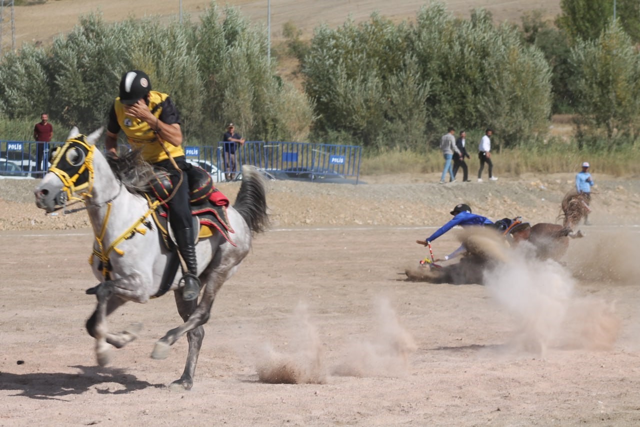 BAYBURT, TÜRKİYE GELENEKSEL SPOR DALLARI FEDERASYONU ATLI CİRİT TÜRKİYE FİNALİ 1'İNCİ LİGE YÜKSELME B GRUBU MÜSABAKALARINA EV SAHİPLİĞİ YAPIYOR. NEFESLERİN TUTULDUĞU TÜRKİYE CİRİT ŞAMPİYONASINDA 3 SPORCU ATTAN DÜŞTÜ