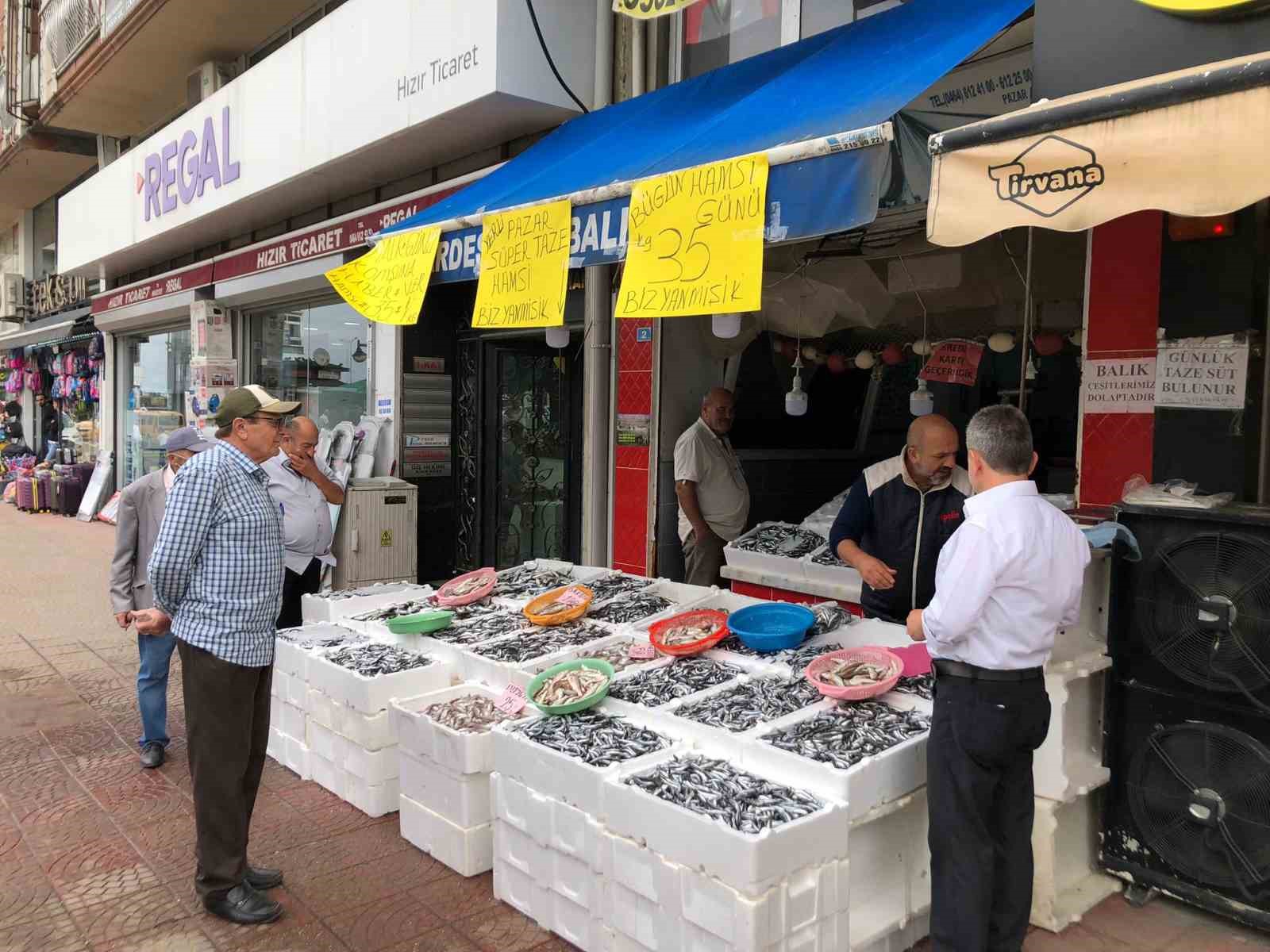 RİZE'NİN PAZAR İLÇESİNDE BALIKÇILIK YAPAN ESNAF, HALK GÜNÜ YAPARAK HAMSİNİN KİLOGRAMINI 35 TL'YE SATIŞA SUNDU