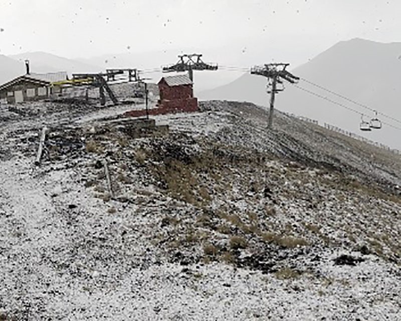 ERZURUM'DA YAKLAŞIK 3200 METRE RAKIMLI PALANDÖKEN DAĞI'NIN ZİRVESİ EJDER TEPESİ'NE MEVSİMİN İLK KARININ YAĞMASI BEKLENİRKEN , ZİRVE DOLU YAĞIŞIYLA BEYAZA BÜRÜNDÜ