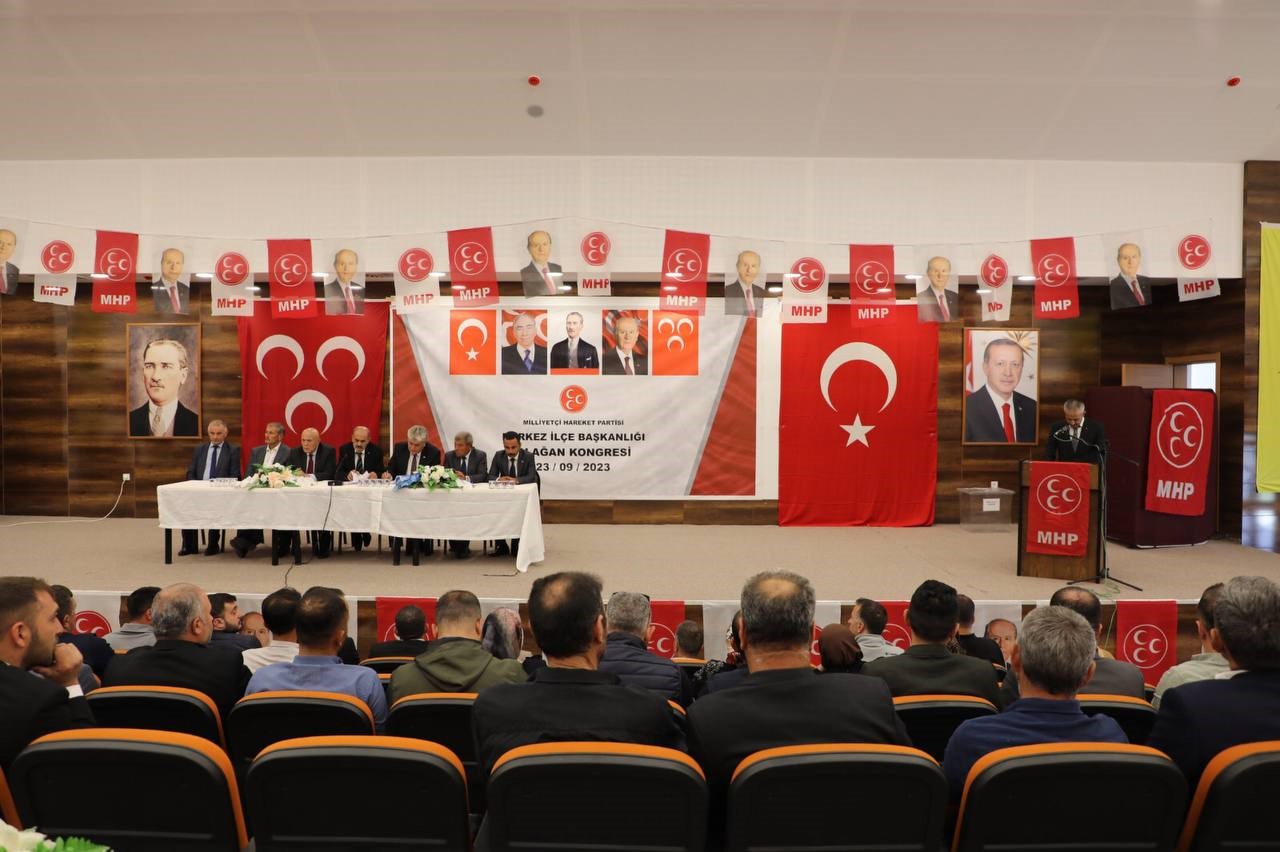 MHP BAYBURT MERKEZ İLÇE KONGRESİNİ YAPTI. ÇORUH KÜLTÜR MERKEZİ'NDE GERÇEKLEŞEN KONGREDE MEVCUT BAŞKAN MUHARREM BAYKAL YENİDEN ADAY OLMAZKEN, SEÇİME TEK LİSTE GİREN TURAN ÇALIŞKAN, MHP BAYBURT MERKEZ İLÇE BAŞKANI OLDU