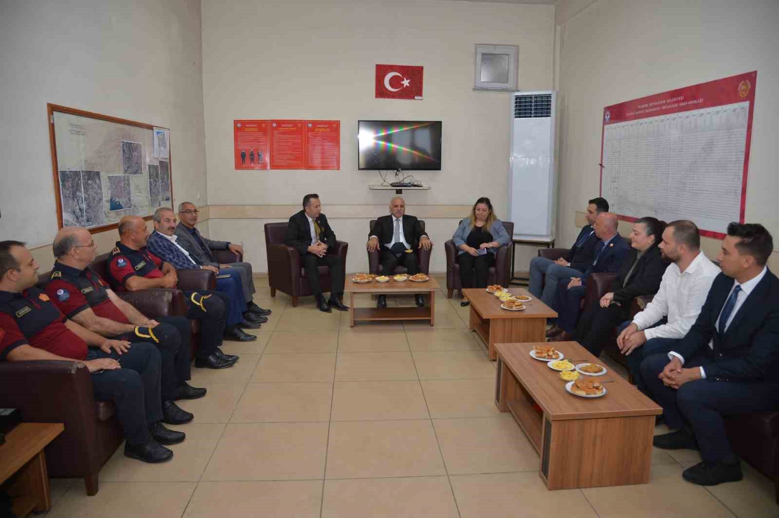 TRABZON BÜYÜKŞEHİR BELEDİYE BAŞKANI MURAT ZORLUOĞLU, İTFAİYE TEŞKİLATININ 309. KURULUŞ YIL DÖNÜMÜ VE İTFAİYE HAFTASI DOLAYISIYLA İTFAİYE DAİRE BAŞKANLIĞI PERSONELİ İLE BİR ARAYA GELDİ