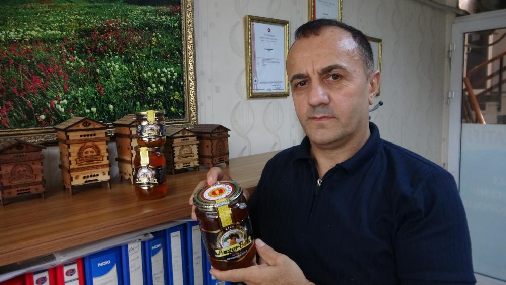 ANZER BALI ÜRETİMİ GERÇEKLEŞTİREN ARICILAR , SAĞIMIN ARDINDAN BALLARIN HAKİKİ ANZER BALI OLUP OLMADIĞININ ÖĞRENİLMESİ İÇİN HACETTEPE ÜNİVERSİTESİNE TAHLİLE GÖNDERİLDİ. KİLOGRAM FİYATI 2 BİN 500 LİRADAN SATIŞA SUNULACAK
