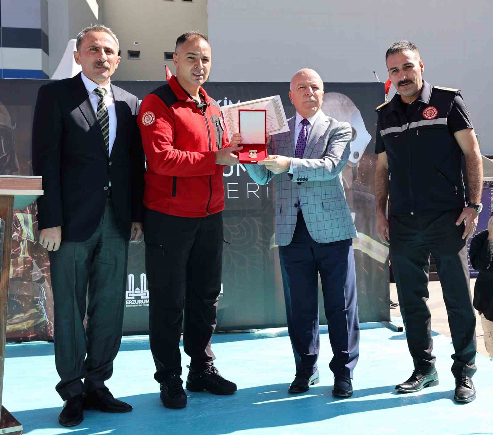 CUMHURBAŞKANI RECEP TAYYİP ERDOĞAN, ERZURUM İTFAİYE DAİRE BAŞKANLIĞI'NI ÜSTÜN BAŞARI HİZMET BELGESİ İLE ÖDÜLLENDİRDİ