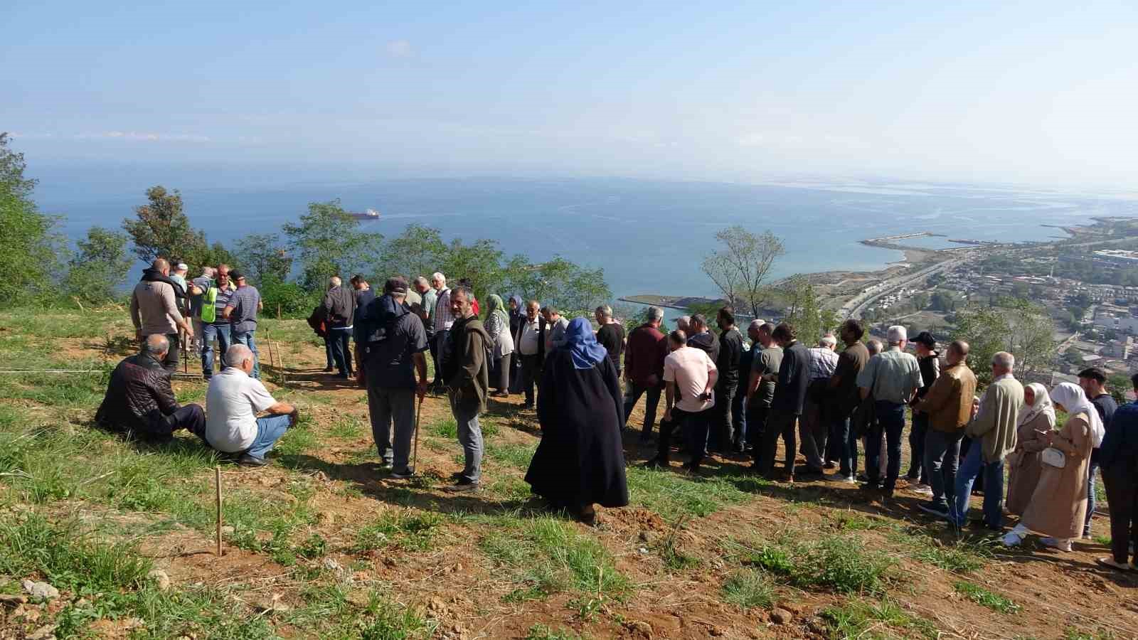 TRABZON BOZTEPE’DE DENİZ MANZARALI MEZARLIK ALANINA YOĞUN TALEP OLUNCA , MEZAR YERİ ALMAK İSTEYEN VATANDAŞLAR MEZAR YERİNİN BELİRLENMESİ SIRASINDA HEM KENDİ ARALARINDA HEM DE GÖREVLİLERLE TARTIŞTI