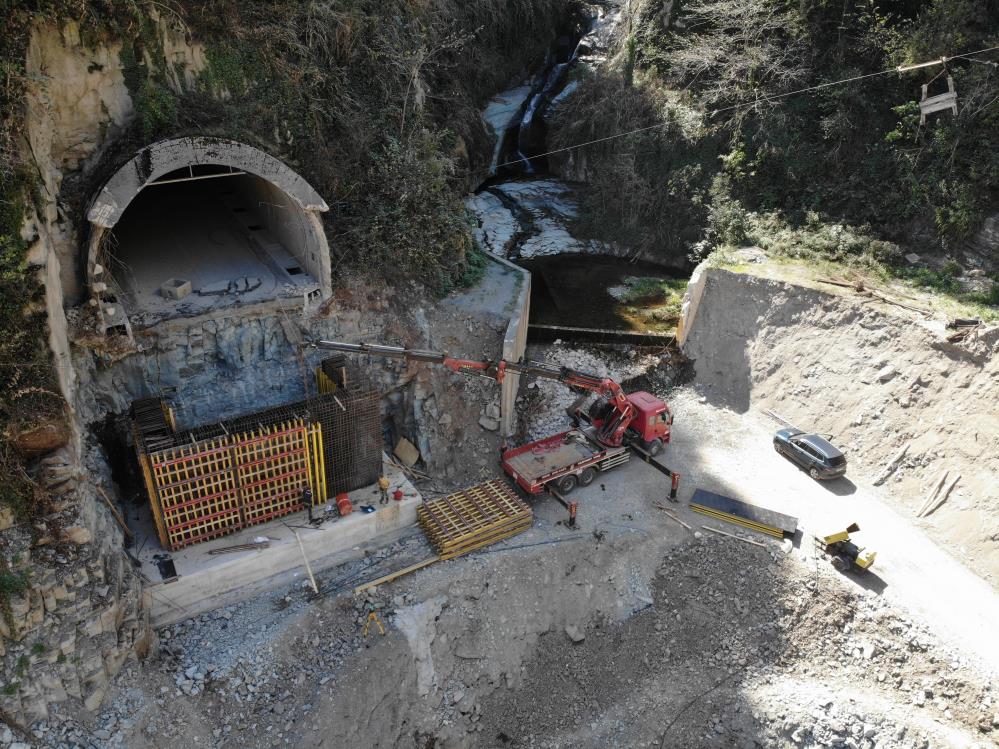 ORDU'DA 8 TEMMUZ TARİHİNDE ETKİLİ OLAN SAĞANAK SONRASI MEYDANA GELEN HEYELANLAR NEDENİYLE ULAŞIMA KAPANAN KARADENİZ-AKDENİZ YOLUNDA KÖPRÜ YAPIMI İÇİN ÇALIŞMALAR DEVAM EDİYOR