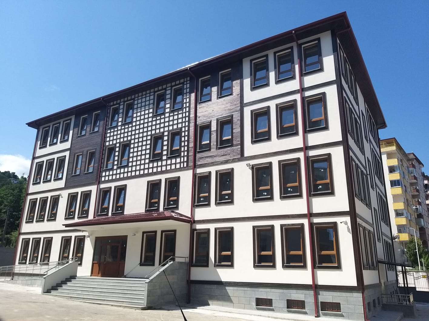 RİZE ÇAY İLKOKULU İNŞAATI TAMAMLANARAK 2023 - 2024 EĞİTİM ÖĞRETİM YILI İÇİN KULLANIMA HAZIR HALE GETİRİLDİ