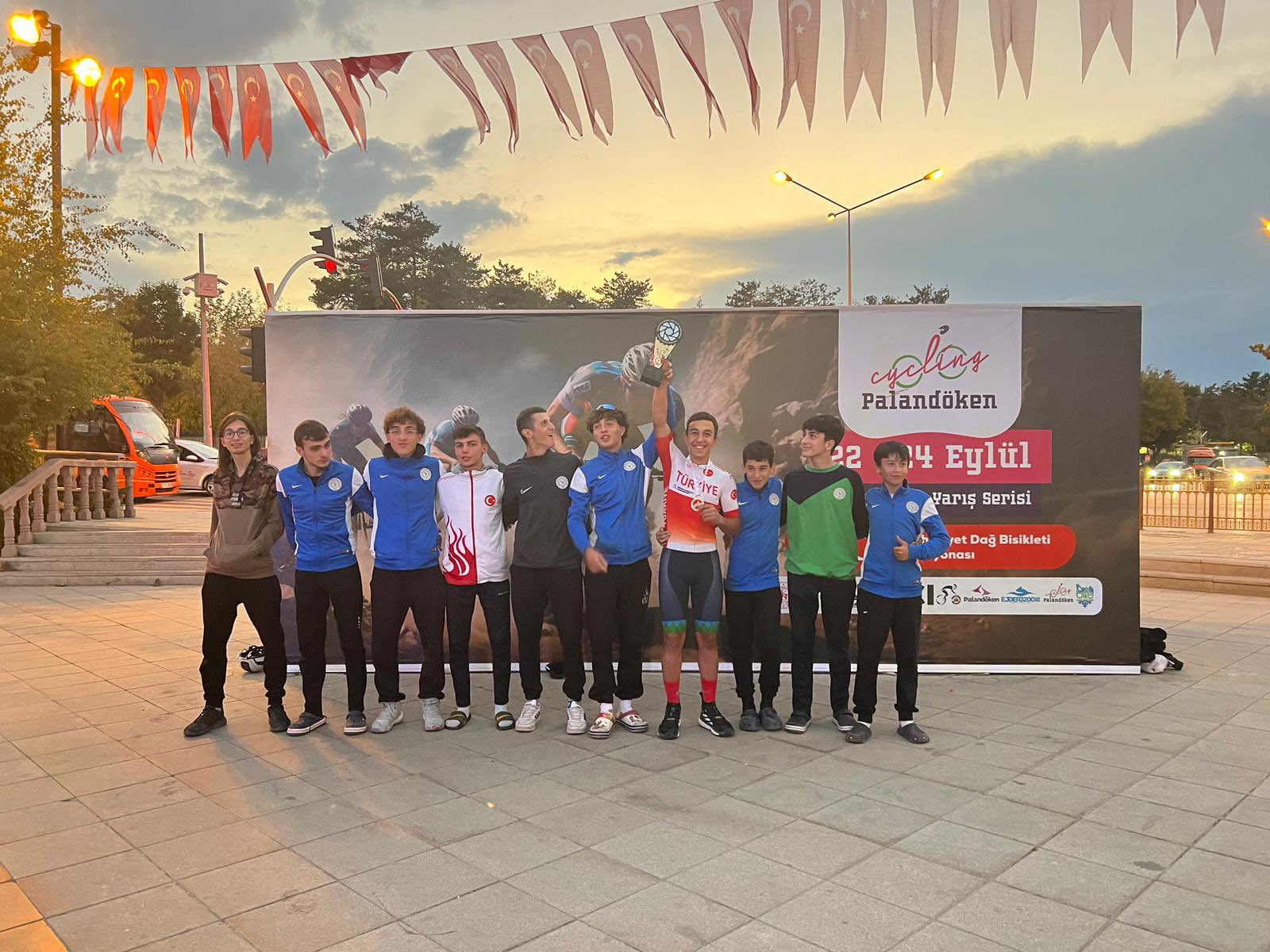 ERZURUM PALANDÖKEN MTB CUP SERİES BİSİKLET ŞAMPİYONASINDA ÇAYKUR RİZESPOR SPORCUSU GENÇLER KATEGORİSİNDE EREN GEÇİM ŞAMPİYON OLDU
