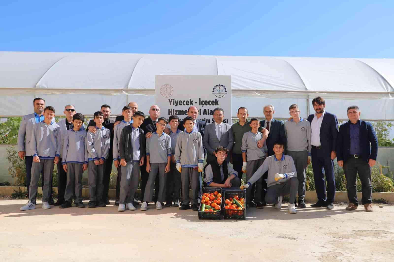 BAYBURT MESLEKİ VE TEKNİK ANADOLU LİSESİ TARAFINDAN "HEM EĞİTİM HEM ÜRETİM" SLOGANIYLA KURULAN VE SEBZE YETİŞTİRİLEN SERADA İLK HASAT ŞENLİĞİ YAPILDI